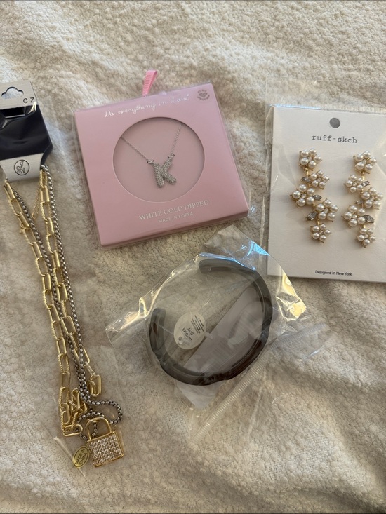 Jewelry - Bundle of costume jewelry!